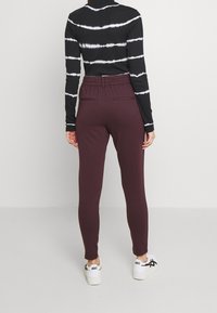 ONLY Träningsbyxor - bordeaux