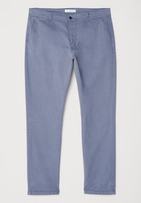 Pantalon décontracté bleu à jambe droite pour homme, avec poches avant, passants de ceinture et fermeture par boutons, présenté à plat sur fond blanc.