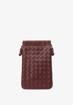 Burgunderfarbene, gewebte Lederpouch mit einer glatten Textur, einem gefalteten oberen Rand und seitlichen Kordeln zum Verschließen. Kompakte rechteckige Form.