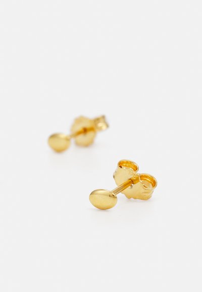 Goldene Ohrstecker mit einem glatten, abgerundeten Design. Sie verfügen über eine polierte Oberfläche und eine sichere Befestigung. Kompakt und minimalistisch.