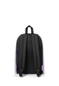 Svart och lavendelfärgad ryggsäck med vadderade, justerbara remmar, platt baksida och ett handtag på toppen för bärande. Lättviktsmaterial med en slät yta.