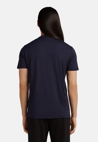 Navyblauw T-shirt met korte mouwen, gemaakt van een zachte, geweven stof, met een klassieke ronde hals en een rechte pasvorm.