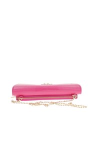 Clutch in pelle rosa con superficie testurizzata, chiusura a zip e tracolla in oro. Design compatto con bordi arrotondati e silhouette elegante.
