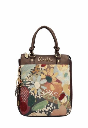 Borsa marrone con design patchwork floreale, due manici, logo dorato "Anekke" e ciondolo portachiavi decorativo dorato sul lato.