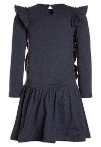 Námornícké pletené šaty s dlouhými rukávy, rýhovanými ramenními akcenty a nařasenou sukní. Obsahují klíčovou zadní podporu. Hladká textura po celém povrchu.