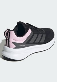 Schwarzer Athletikschuh mit einer pinken Mesh-Ferse und grauen Streifen. Verfügt über eine weiße Zwischensohle, die "CLOUDFOAM" beschriftet ist. Strukturiere Oberfläche für Grip.