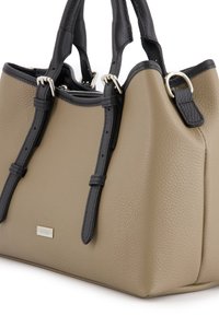 Beige lædertaske med sorte detaljer, rektangulær form, to øverste håndtag, metal hardware og tekstureret finish. Har et logo-plade.