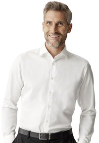 Weißes langärmeliges Hemd mit Button-Down-Kragen, glatter Textur und normaler Passform. Kombiniert mit einem schwarzen Gürtel für den Kontrast.