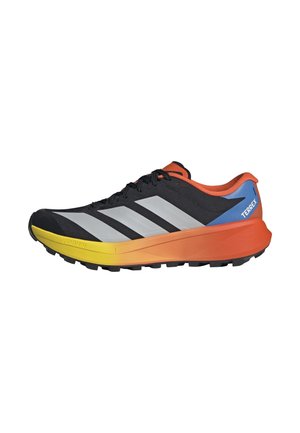 Scarpa da trail running con tomaia in mesh nero, tre strisce grigie, colletto arancione, tallone blu e suola sfumata dal giallo all'arancione.