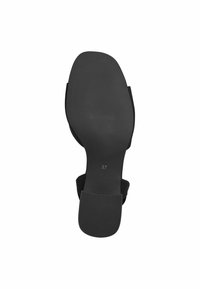 Sort højhælet sandal med en glat gummisål, mærket størrelse 37. Sålens ribbede tekstur giver godt greb. Bred stropdesign med åben tå.