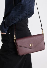 COACH WYN CROSSBODY - Torba čez telo - merlot