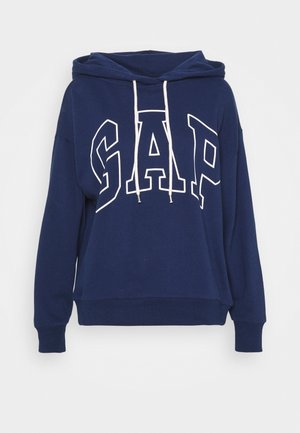 Marineblå hættetrøje med hvide snore og store hvide bogstaver med omrids "GAP" foran.