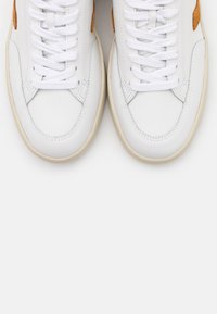 Veja V-12 - Tenisky - extra white/camel