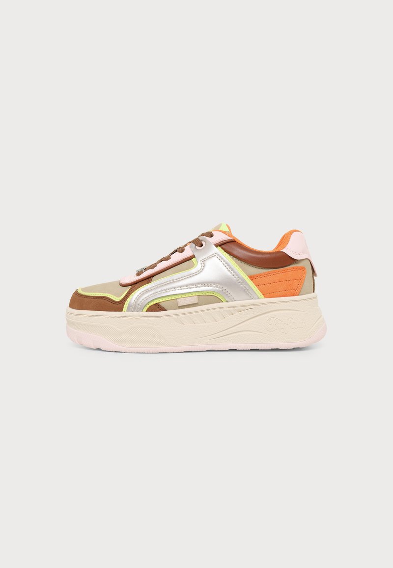 Chunky sneaker με μπεζ, καφέ, πορτοκαλί και ασημί πάνελ, νέον κίτρινες λεπτομέρειες, παχιά σόλα και καφέ κορδόνια σε απλό φωτεινό φόντο.