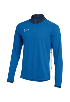Blauer Pullover mit langen Ärmeln und halbem Reißverschluss-Kragen, mit einem weißen Nike-Logo auf der Brust und kontrastierenden weißen Seiteneinsätzen. Glatte Stofftextur.