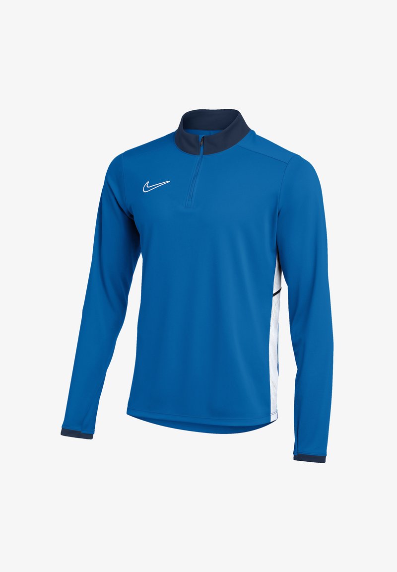 Blauer Pullover mit langen Ärmeln und halbem Reißverschluss-Kragen, mit einem weißen Nike-Logo auf der Brust und kontrastierenden weißen Seiteneinsätzen. Glatte Stofftextur.