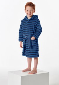 Modrý a námořnický pruhovaný župan s kapucí, páskem a kapsami. Měkký froté materiál, délka po kolena, s uvolněným střihem.