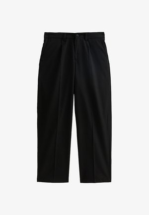 Zwarte broek van gladde stof, met een rechte pijp, voorzakken en een knoopsluiting. Kreukbestendige textuur.
