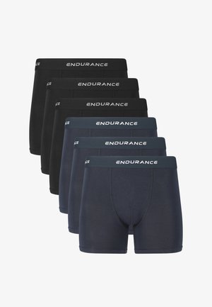 Kuusi miesten bokserialushousua mustana ja tummansinisinä, jokaisessa "ENDURANCE"-teksti vyötärönauhassa, aseteltuna kahteen päällekkäiseen riviin.