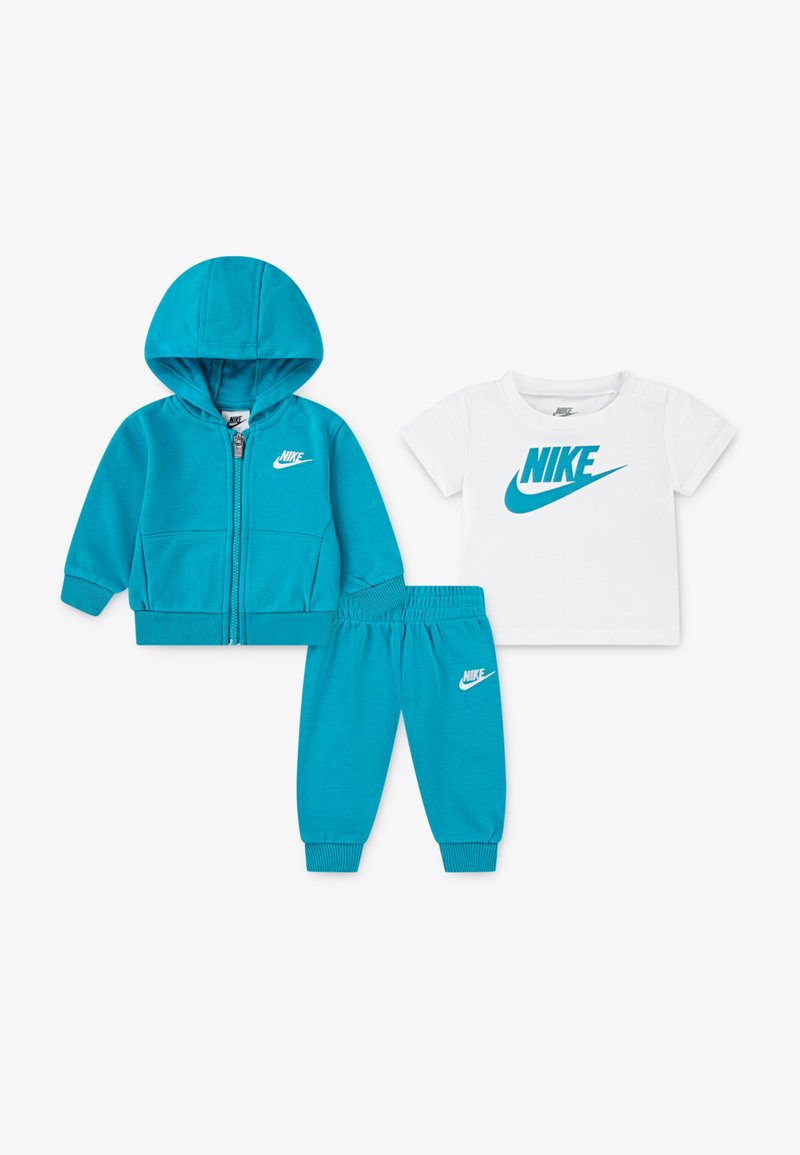Türkiissinine Nike spordikomplekt, mis sisaldab lukuga kapuutsi, sobivaid dressipükse ja valget T-särki türkiissinise logoga. Puuvilla segu materjal.