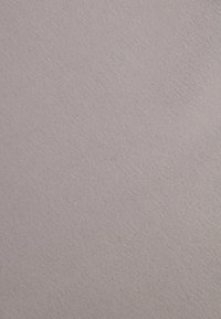 Hellgrauer Stoff mit feiner Textur, der eine glatte Oberfläche und eine feine Webart aufweist. Die Farbe erscheint einheitlich ohne Muster oder Akzentuierungen.