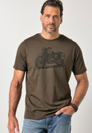Brązowy bawełniany t-shirt z krótkimi rękawami, z czarną grafiką motocykla na przodzie. Noszony z jasnoniebieskimi dżinsami, casualowy wygląd.