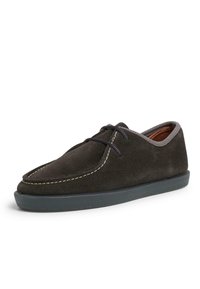 Tmavě šedá nubuková bota s kulatou špičkou, gumovou podrážkou a prošitými detaily. Má šněrovací design a měkkou podšívku.