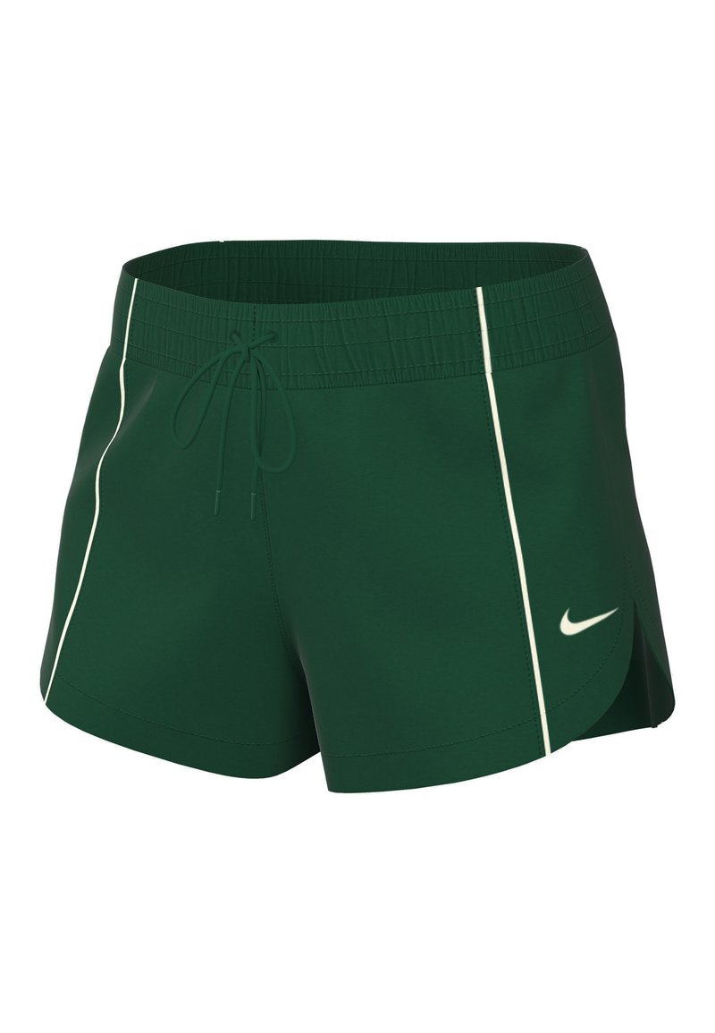 Shorts de sport verts avec des rayures blanches sur les côtés, taille élastique et cordon de serrage. Présente un logo sur le bas du côté gauche et un ourlet fendu.