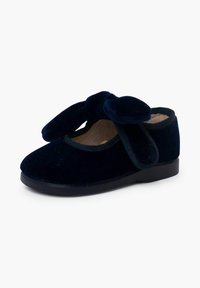 Chaussure Mary Jane enfant en velours bleu foncé avec un grand nœud assorti sur la bride et une semelle noire plate.