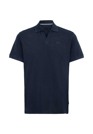 Polo de manga corta azul marino con cuello y logo bordado sutil en el pecho izquierdo sobre un fondo blanco.