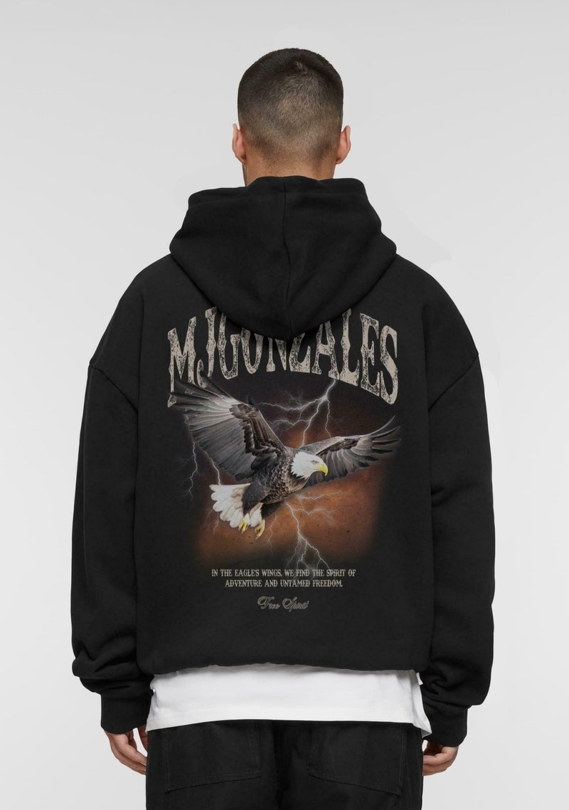 Felpa nera con cappuccio che presenta una grande grafica di un'aquila sul retro, accompagnata da fulmini e testo. Realizzata in materiale morbido, con una vestibilità rilassata e cappuccio.