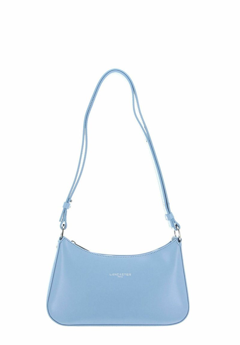 Sac à bandoulière en cuir bleu avec une forme courbée, une fine sangle réglable et des ferrures en acier inoxydable. Présente un logo embossé à l'avant.