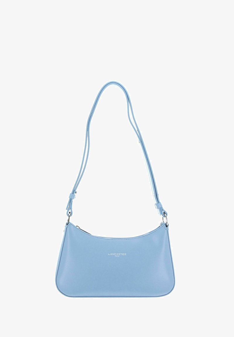 Sac à bandoulière en cuir bleu avec une forme courbée, une fine sangle réglable et des ferrures en acier inoxydable. Présente un logo embossé à l'avant.