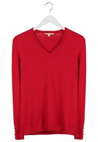 Pull rouge à col en V en maille douce, avec des manches longues ornées de boutons aux poignets et une coupe décontractée.