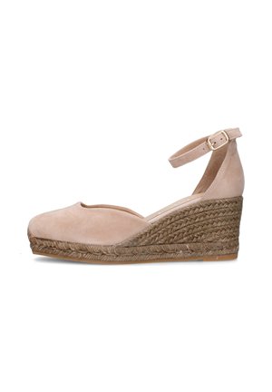 Espadrilla zeppa in camoscio beige con cinturino alla caviglia e fibbia dorata, suola platform intrecciata in juta, profilo laterale su sfondo bianco.