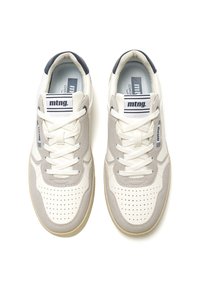 Zapatillas blancas y grises con una mezcla de texturas suaves y ante, detalles perforados, cordones blancos y un logo azul en la lengüeta.
