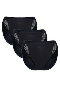Set di tre mutandine nere in cotone con accenti in pizzo sui lati. Presentano una consistenza liscia e una vita elastica per il massimo comfort.