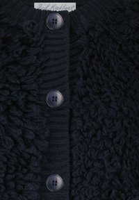 Navyblauer Strickcardigan mit einem strukturierten Muster, gerippten Kanten und vier runden Knöpfen an der Vorderseite. Etikett sichtbar am Kragen.