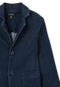 Chaqueta de mezclilla en azul oscuro con cuello con muescas, dos bolsillos frontales y tres botones. Presenta una textura desgastada y un forro interior en contraste.