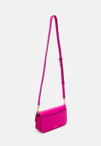Borsa a tracolla rosa in pelle con forma rettangolare sottile, dotata di una lunga tracolla regolabile, hardware dorato e una texture liscia.