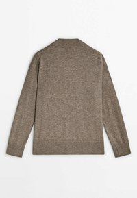 Vänt från baksidan av en brun, långärmad stickad tröja med ribbade mudd och nederkant, utlagd på en vit bakgrund.