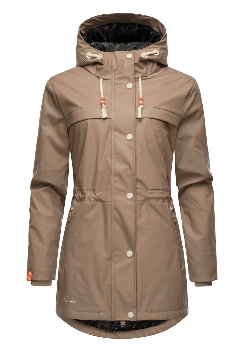 Beige regenjas met een trekkoordcapuchon, drukknoopsluitingen, twee borstzakken, een getailleerde taille en een patroon binnenin. Gemaakt van waterafstotend materiaal.