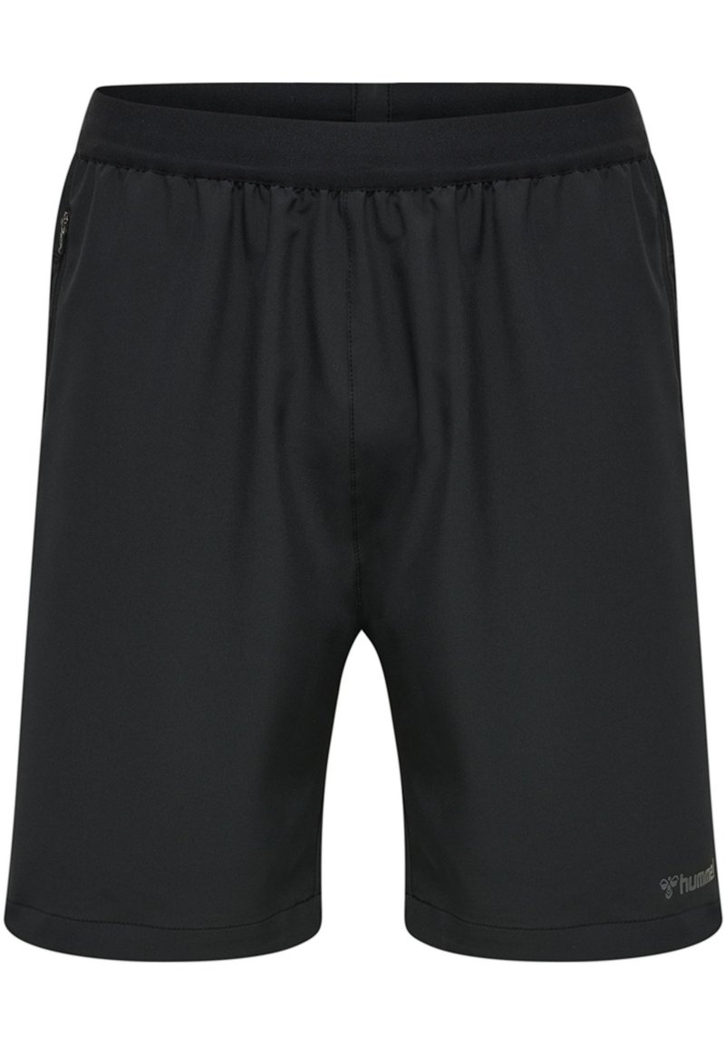 Zwarte sportshorts met een elastische tailleband, gemaakt van een gladde, lichte stof en voorzien van een geborduurd logo aan de rechter onderkant.