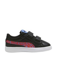 Sneaker sintetico nero con due strap in Velcro, suola bianca e dettagli laterali a motivo rosso e blu con stelle e logo del brand.