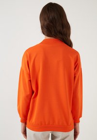 LELA HIGH COLLAR  - Sportska majica - orange color