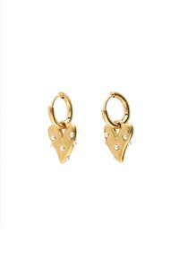 Orecchini a cerchio dorati con ciondoli a forma di cuore adornati con piccole perle bianche. Texture liscia con finitura lucida.