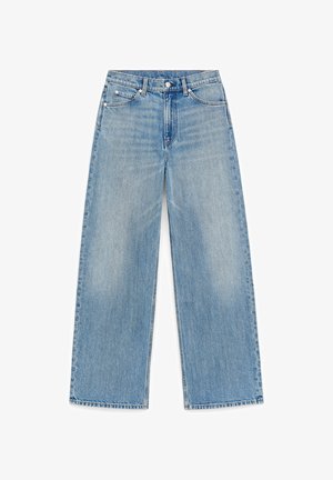 Jean en denim bleu clair à jambes larges avec cinq poches, fermeture par boutons et passants de ceinture, posé à plat sur un fond blanc.