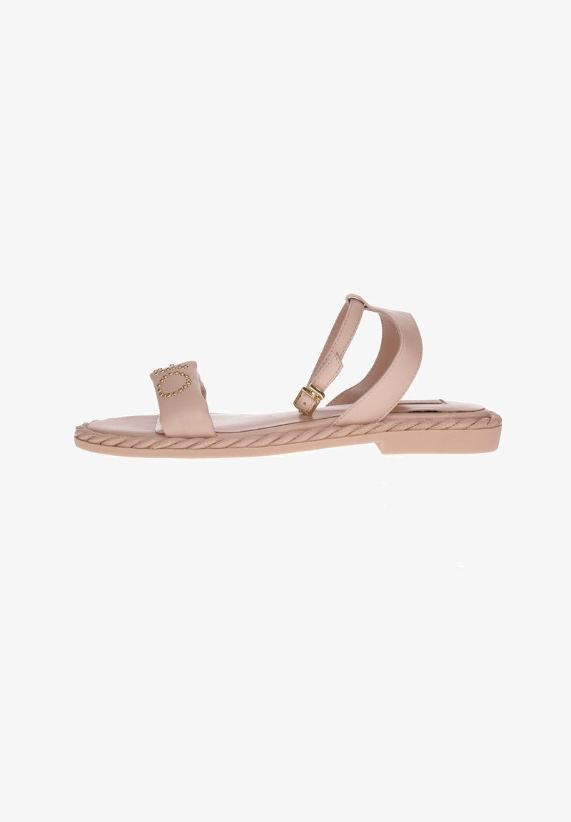 Sandal in pelle nuda con suola intrecciata, caratterizzata da un accento decorativo in tono dorato e cinturino alla caviglia regolabile per una vestibilità sicura.