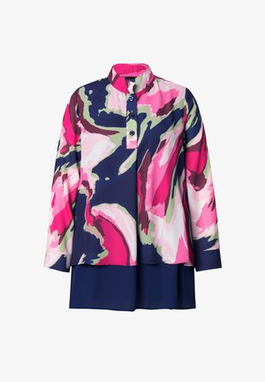 Wielokolorowa bluzka z długim rękawem, z różowym, granatowym i zielonym abstrakcyjnym wzorem, stojącym kołnierzykiem oraz zapięciem na guziki. Gładka tekstura materiału.