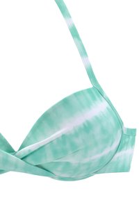 Mintgroene bikini-top met een tie-dye patroon. Voorzien van gepadde cups en verstelbare banden. Glad materiaal met een gedraaide voorkant.